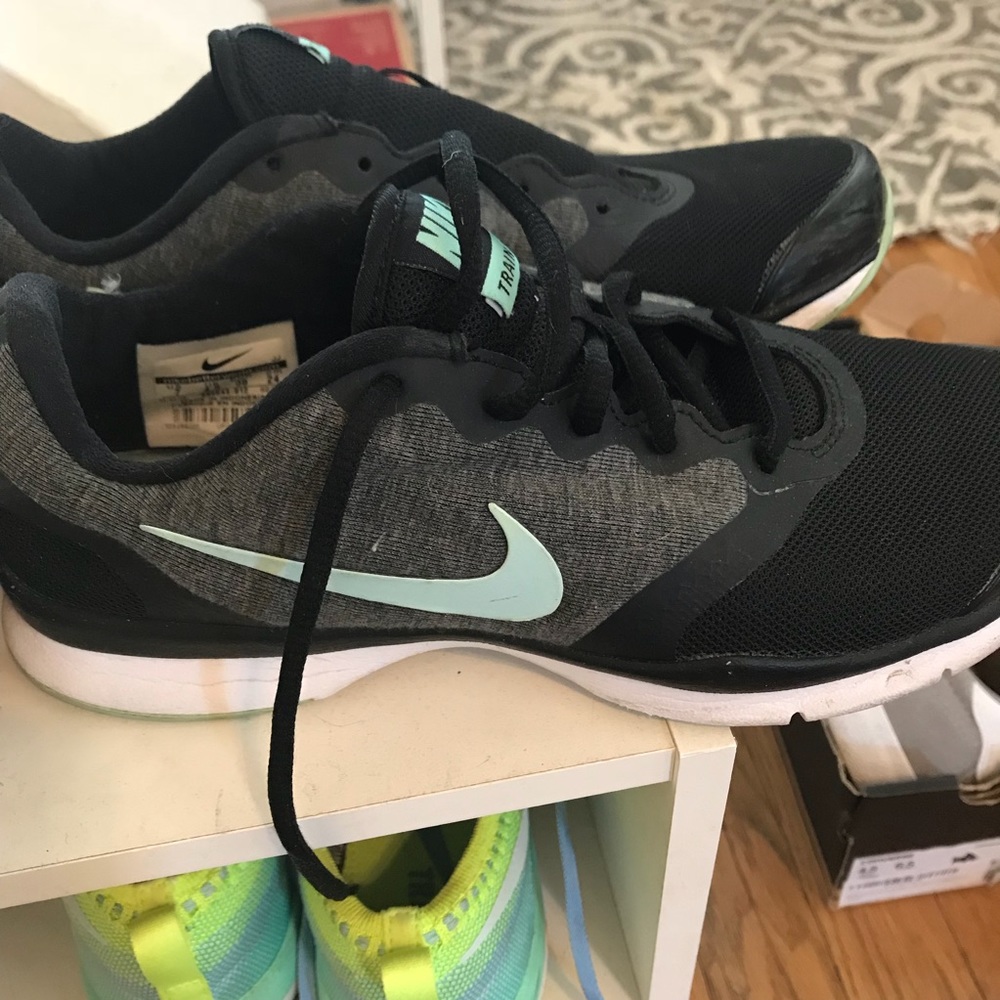 Women’s training shoe - Picture 3 of 3